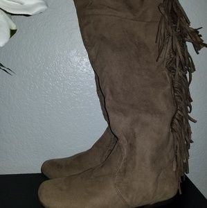 Cute fringe boots